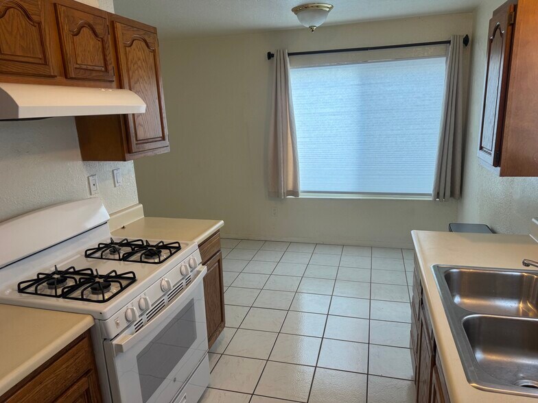 kitchen - 2014 Nelson Ave