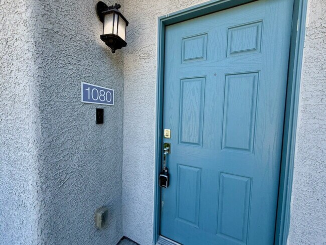 Building Photo - 3 BED 3 BATH 2 CAR GARAGE TOWNHOUSE W/ PRIVATE YARD, LOFT & BEDROOM DOWNSTAIRS IN GATED COMMUNITY...