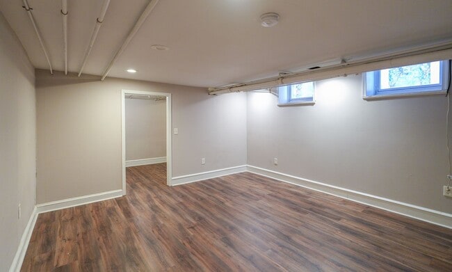 Building Photo - Amazing 1st fl Apt with private entrance and w/d