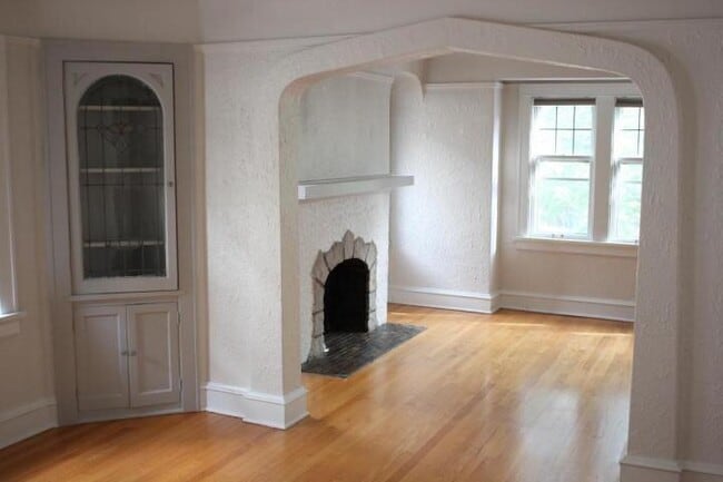 Building Photo - 1614 E Newton Ave