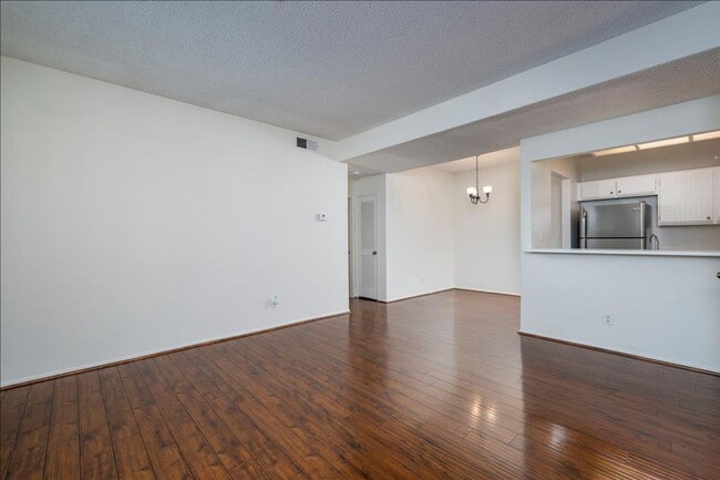 Building Photo - GREAT CONDO CLOSE TO VALENCIA MALL!
