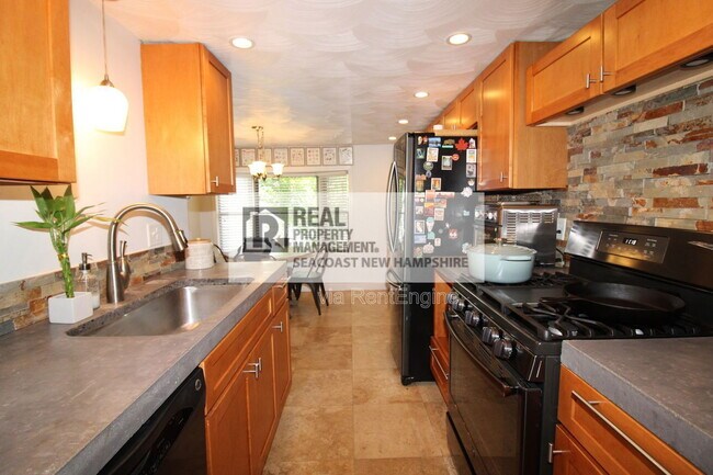 Building Photo - 203 Piscassic St