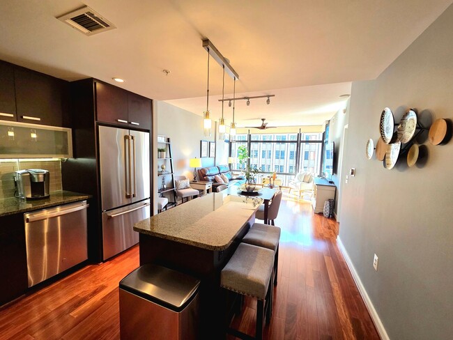 Building Photo - Stunning 1 BR + Den/1 BA Condo in Downtown!