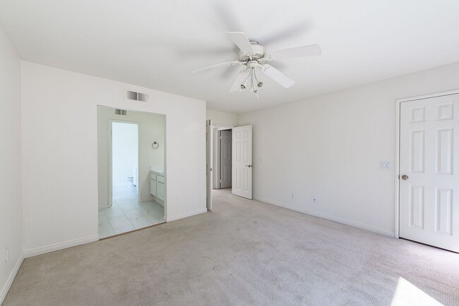 Building Photo - Convenient, Spacious Townhome for Rent in ...