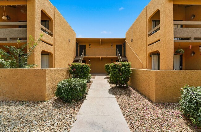 Building Photo - Prime Scottsdale Living | 2 Master Suites + Private Patio Retreat