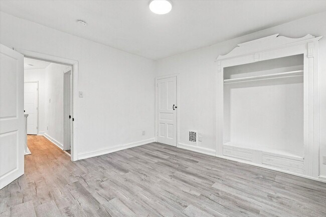 Building Photo - 2411 W Oakdale St