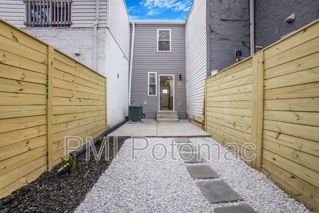 Building Photo - 702 19th St NE