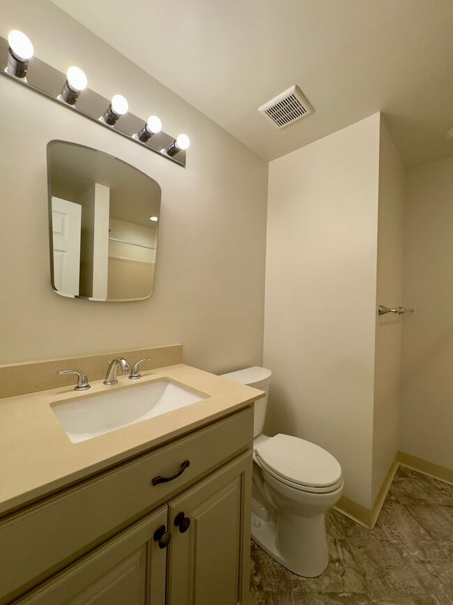 Building Photo - Charming 5 Bedroom/2 Bathroom Home with Large Backyard in Essex, MD!