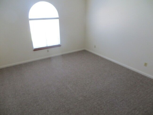 Building Photo - North Fresno Home, 3BR/2BA, Built 1989 - Lots of Amenities!