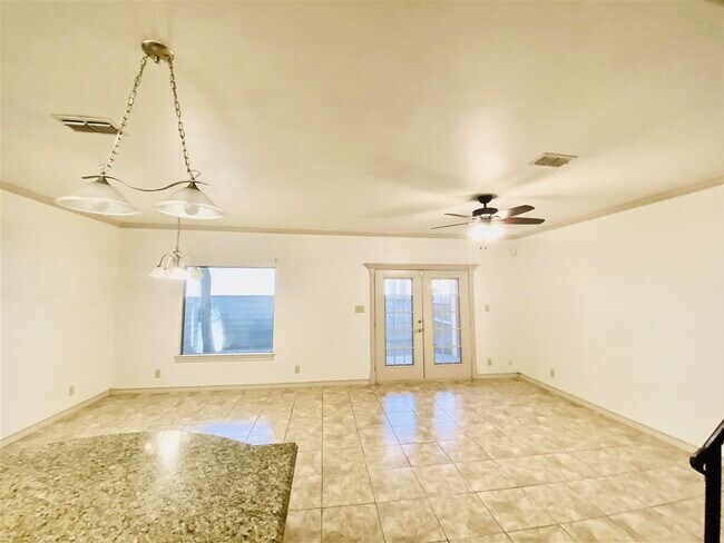 Building Photo - 707 St James Dr