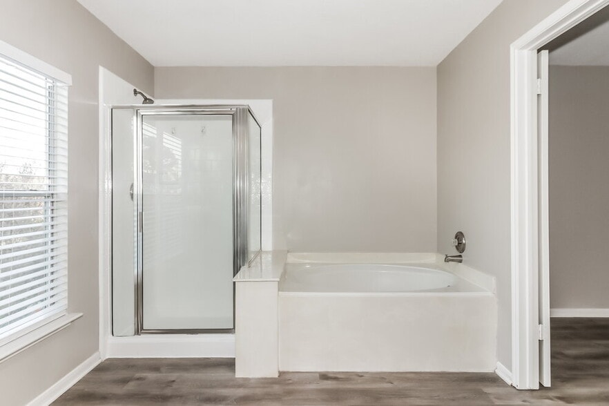 Building Photo - 18162 Holly Green Dr