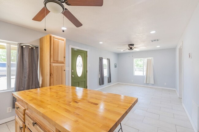 Building Photo - Adorable updated 2 Bedroom 1 Bath Home on ...