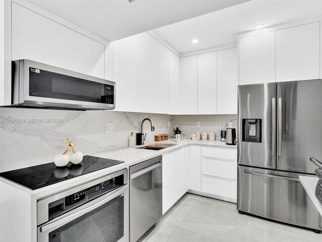 Building Photo - 3731 N Country Club Dr