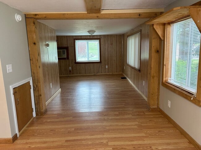 Building Photo - Beautiful 3 bdrm Home! Double Lot!