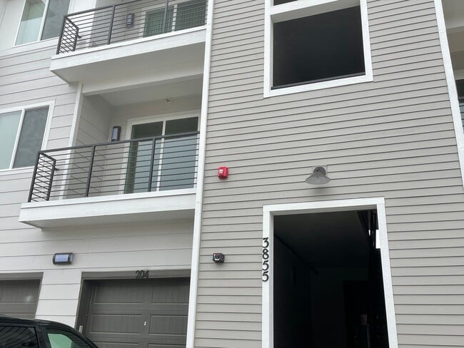 Building Photo - 2 Bedroom Condo in Great Pine Creek Area Location