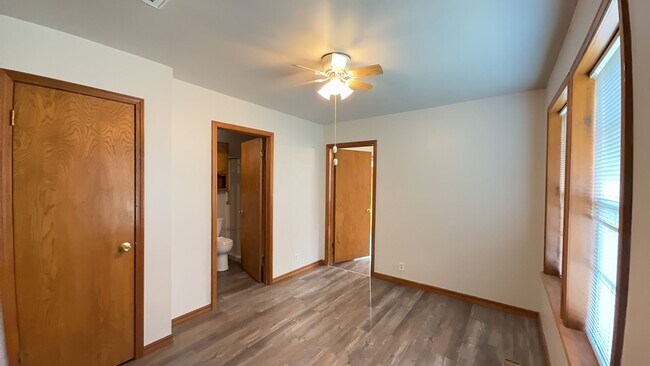 Building Photo - Welcome to this charming 3 bedroom, 1 bath...