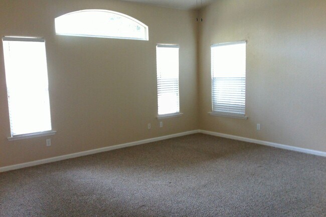 Building Photo - Beautiful 4 Bedroom home in the Clovis District