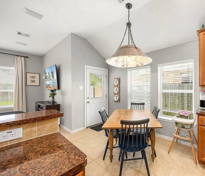 Building Photo - 3015 Crescent Oaks Park Ln