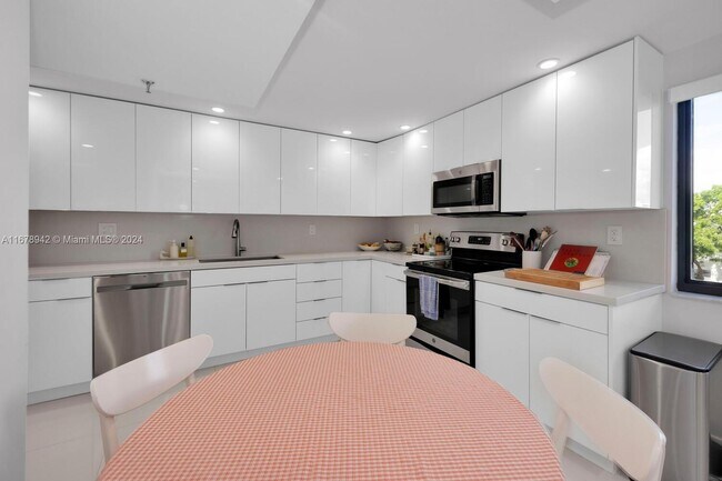 Building Photo - 650 Ocean Dr