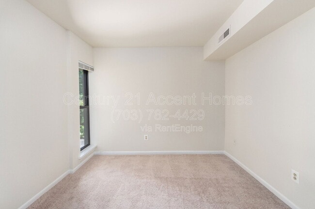 Building Photo - 5805 Royal Ridge Dr