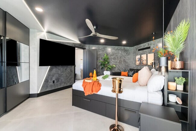 Building Photo - 8743 Thomas Dr