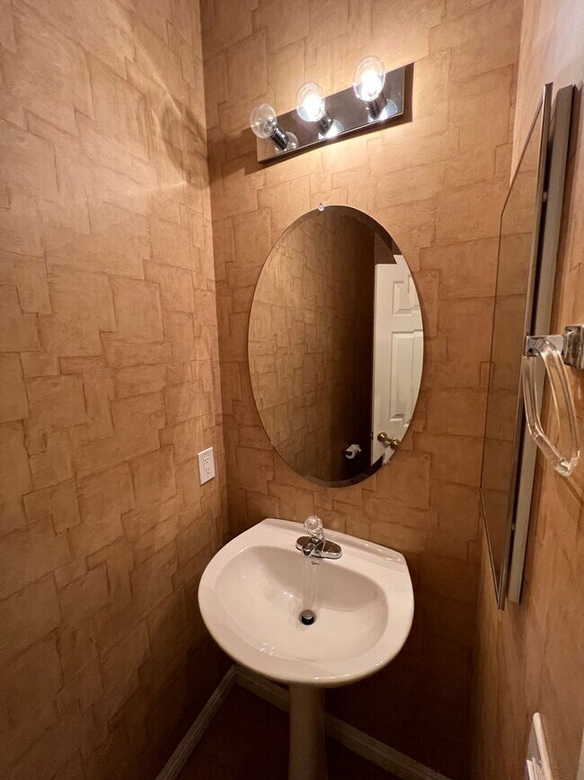 Building Photo - Coming Soon!!! 8-1-25 Great former model h...