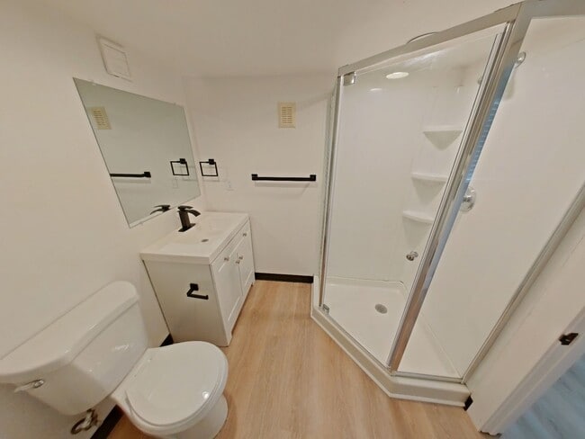 Building Photo - Remodeled 5 bedroom Campus House