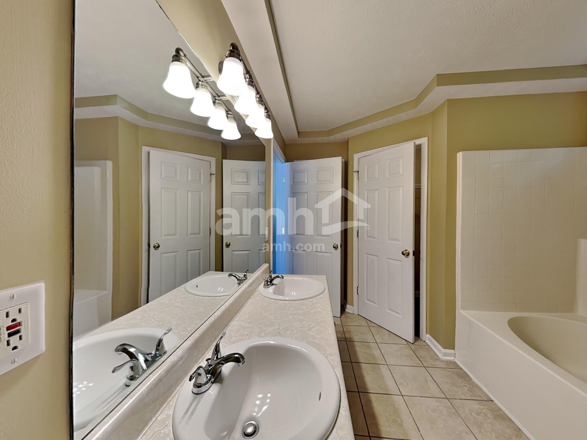 Building Photo - 717 Veneta View Dr