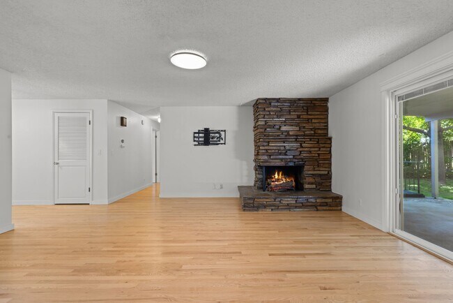 Building Photo - Home Sweet Home in Exclusive Warm Springs Mesa