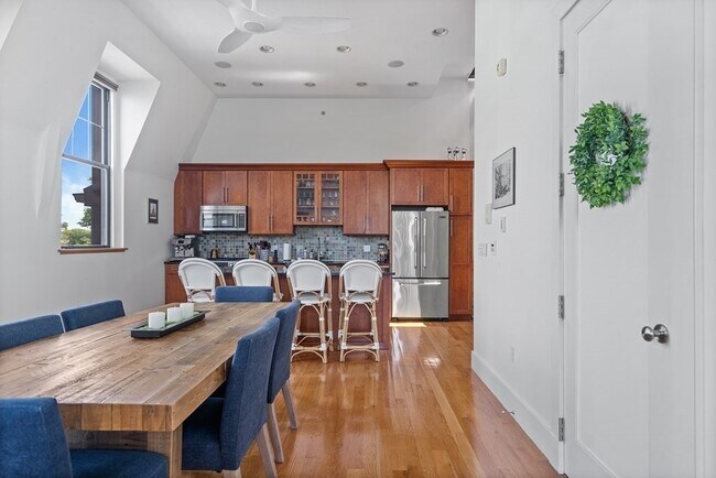 Building Photo - 517 E 6th St