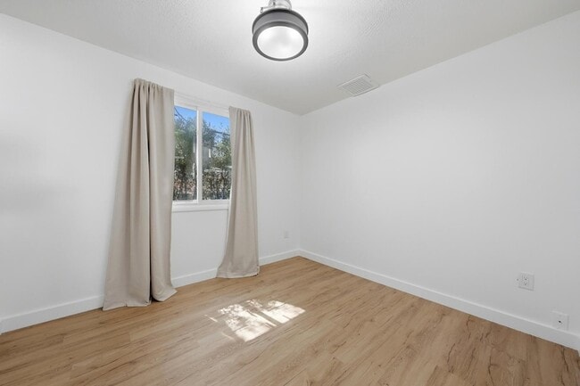 Building Photo - 3540 E Voltaire Dr