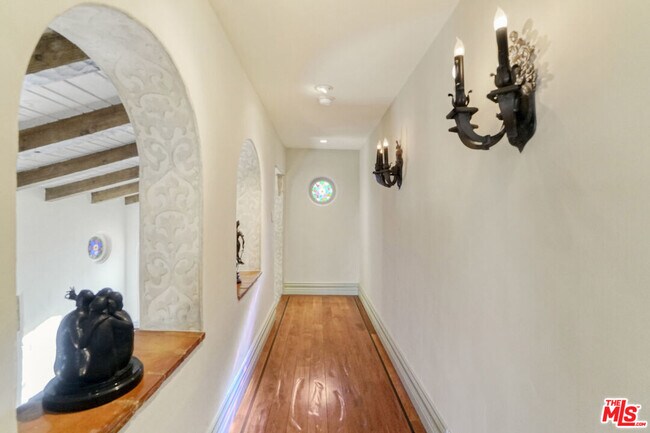 Building Photo - 707 N Bedford Dr