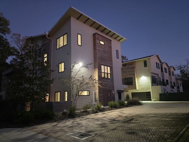 Building Photo - FOR RENT 3 bed, 3.5 bath, 3 level brand new condo