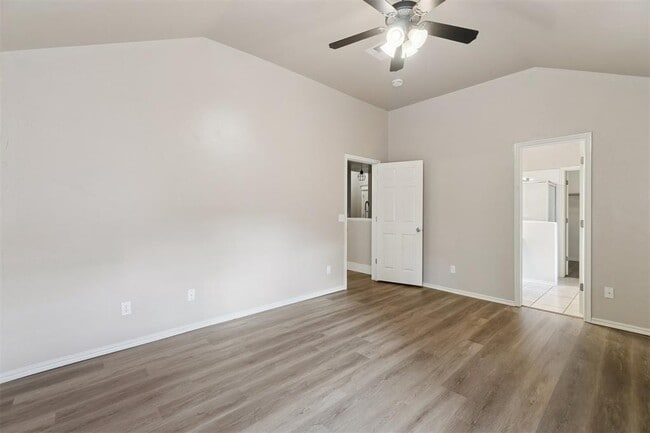 Building Photo - 16413 Village Green Dr