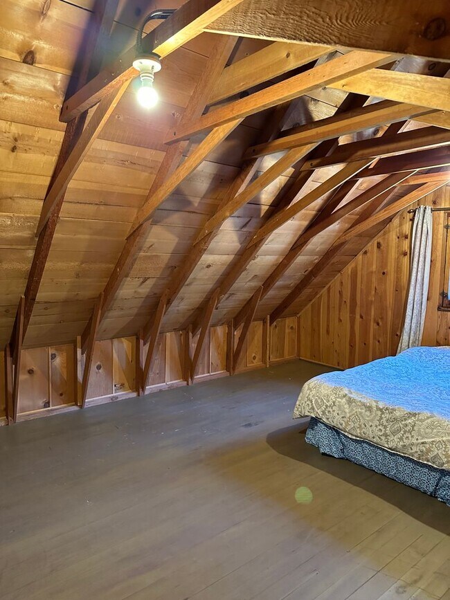 Building Photo - 3 Bedroom 1 Bath