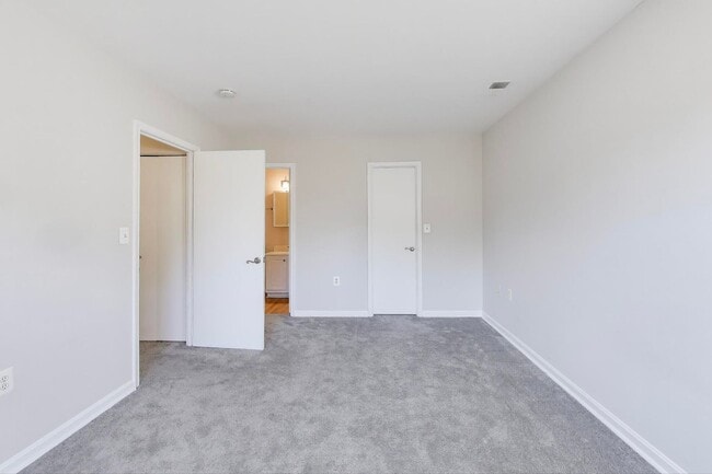 Building Photo - Clean & Fresh 2 + 2 close to METRO!