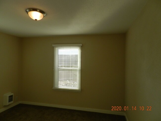 Building Photo - 2 Bedroom / 1 Bathroom Home in Madras Oregon