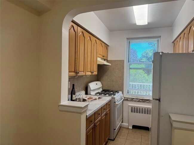 Building Photo - 920 Pelhamdale Ave