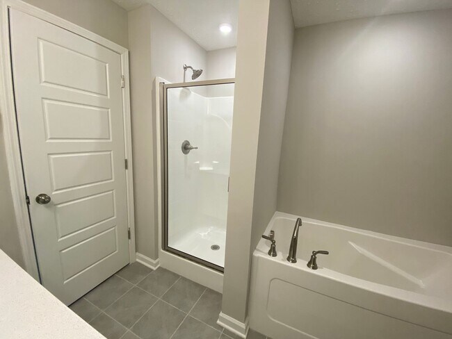 Building Photo - 3 BD 3.5 BA 1 Car Garage Great Location Li...