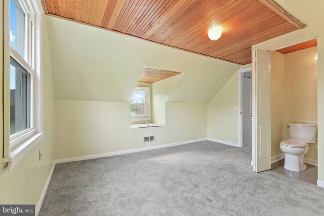 Building Photo - Picture-Perfect 2 Bedroom Home!