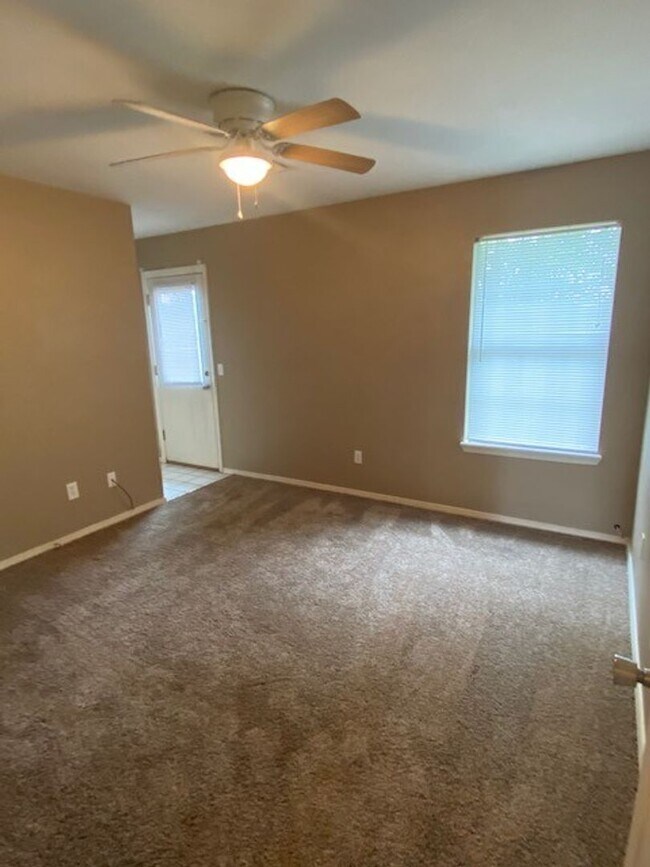 Building Photo - Cute 3 Bedroom Duplex Coming Available!