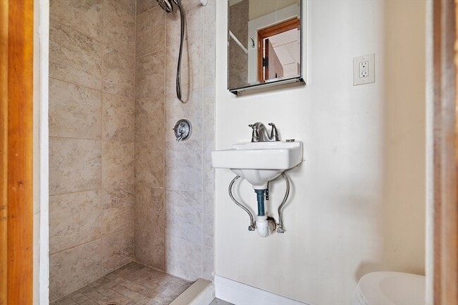 Building Photo - 4 Sutherland St