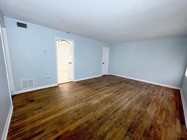 Building Photo - 449 Glen View Ct