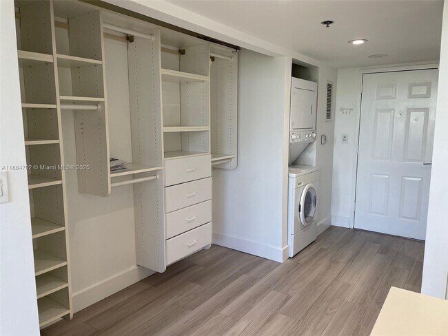 Building Photo - 540 Brickell Key Dr