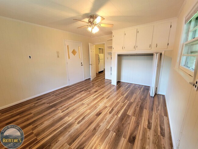 Building Photo - Spacious House Located off the 105 Bypass