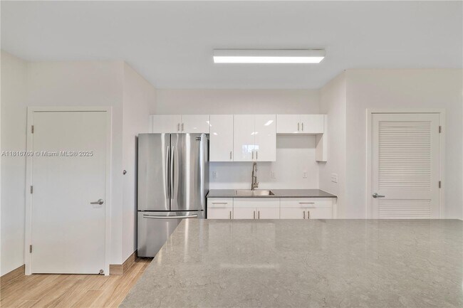 Building Photo - 3150 N Palm Aire Dr