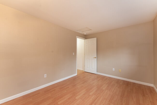 Building Photo - 10606 NE 19th Pl