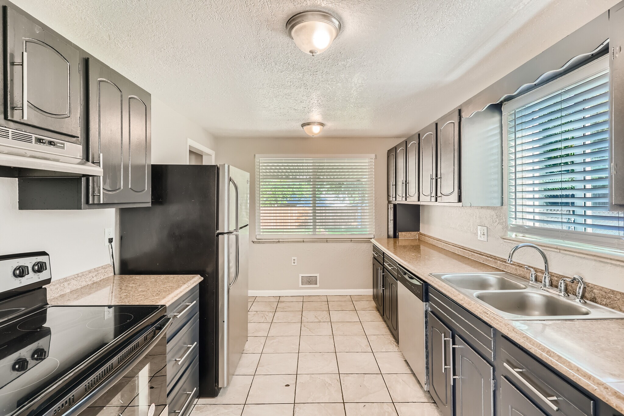 Building Photo - 2520 S Raleigh St