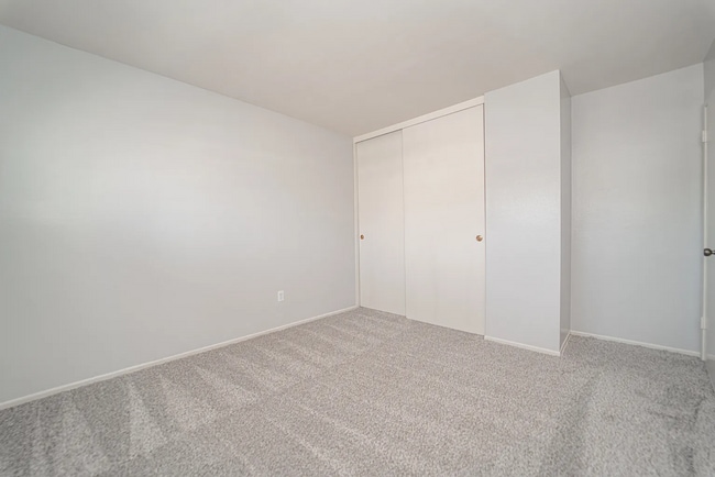 Building Photo - Beautiful 4 Bd Townhouse