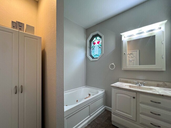 Building Photo - Pet Friendly 2BR/2BA + Flex Space on Doubl...
